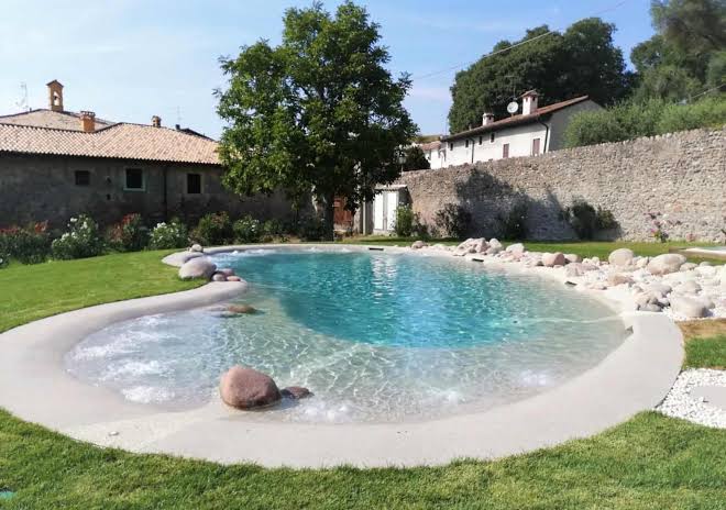 Piscina riscaldata con zona idromassaggio